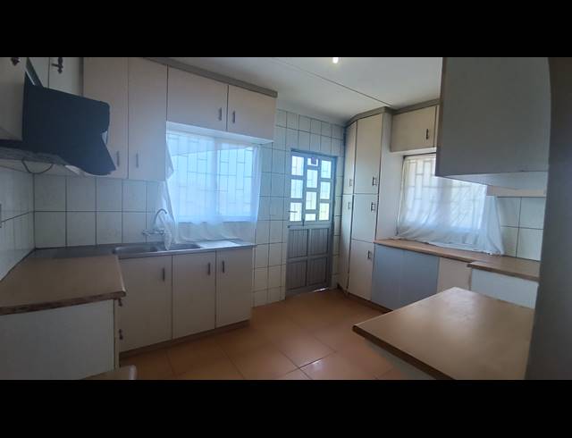 3 BEDROOM FREEHOLD FOR SALE IN SHALLCROSS